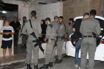 صور: الشرطة تداهم بيت عائلة عربية بحي العجمي وتعيث بمحتوياته فساداً